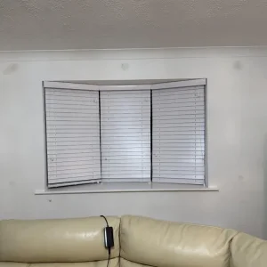 X2 White Blinds 59cm x 120cm x 5cm - Image 3