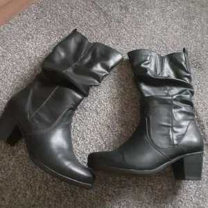 Womens fashion boots size 5 - Image 2