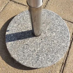 Patio umbrella with marble base - Image 4