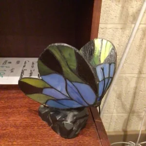Butterfly shaped Tiffany style lamp - Image 5