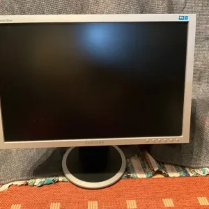 Samsung SyncMaster 205BW monitors x 3 - Image 4