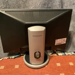 Samsung SyncMaster 205BW monitors x 3 - Image 6