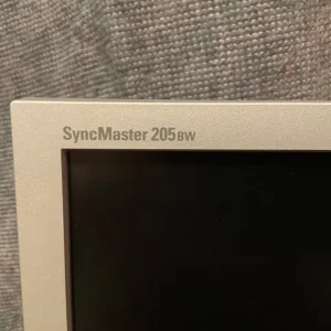 Samsung SyncMaster 205BW monitors x 3