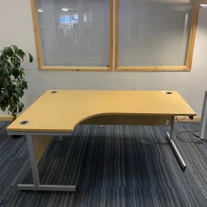 Large L-shaped brown desk with corner storage - Image 4