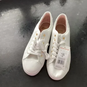White shoes size 6