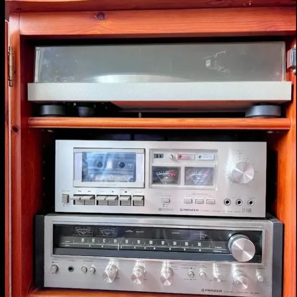 1980 Pioneer HiFi Stereo System with Turntable and Speakers