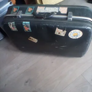 Vintage suitcase with 18 to 30 stickers - Image 2