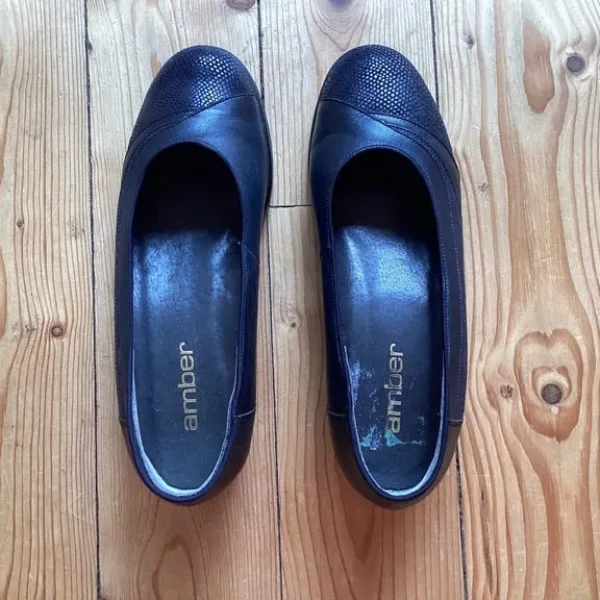 Ladies wedge heel style shoes