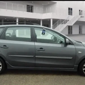 2010 Hyundai i30 1.6 CRDi Comfort Estate - Image 2