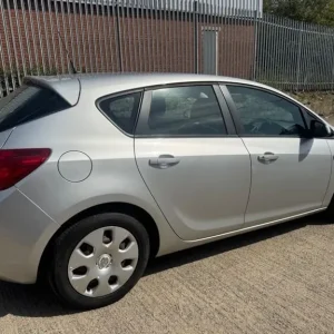VAUXHALL ASTRA EXCLUSIV 1.6 5 DOOR*LOW MILEAGE*ONLY 52,00 MILES*ONE OWNER* - Image 6