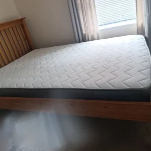 Double bed with solid brown wood frame - Image 2