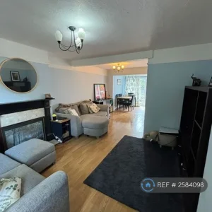 3 bedroom semi-detached house in Birdhill Avenue - Image 2