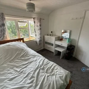 3 bedroom semi-detached house in Birdhill Avenue - Image 3