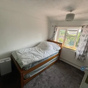 3 bedroom semi-detached house in Birdhill Avenue - Image 4