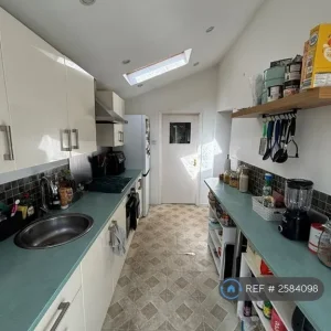 3 bedroom semi-detached house in Birdhill Avenue - Image 5