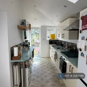 3 bedroom semi-detached house in Birdhill Avenue - Image 6