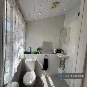 3 bedroom semi-detached house in Birdhill Avenue - Image 7