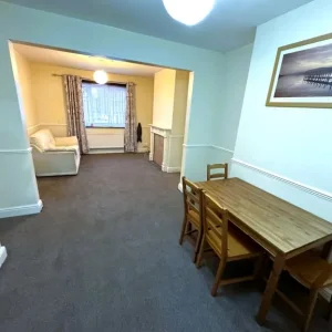 2/3 BED HOUSE WITH DRIVEWAY AND GARDEN - Image 2