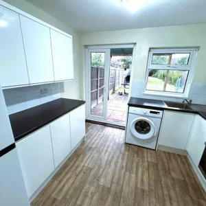 2/3 BED HOUSE WITH DRIVEWAY AND GARDEN - Image 3