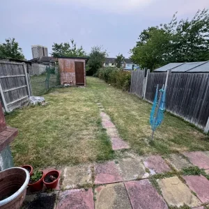 2/3 BED HOUSE WITH DRIVEWAY AND GARDEN - Image 4