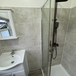 2/3 BED HOUSE WITH DRIVEWAY AND GARDEN - Image 5