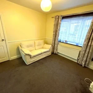 2/3 BED HOUSE WITH DRIVEWAY AND GARDEN - Image 7