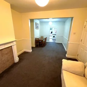 2/3 BED HOUSE WITH DRIVEWAY AND GARDEN - Image 8