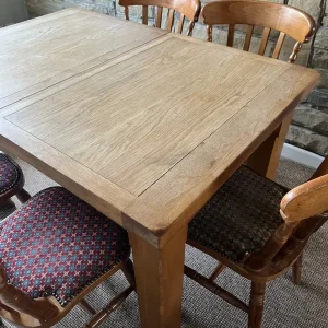 Extendable dining table and chairs