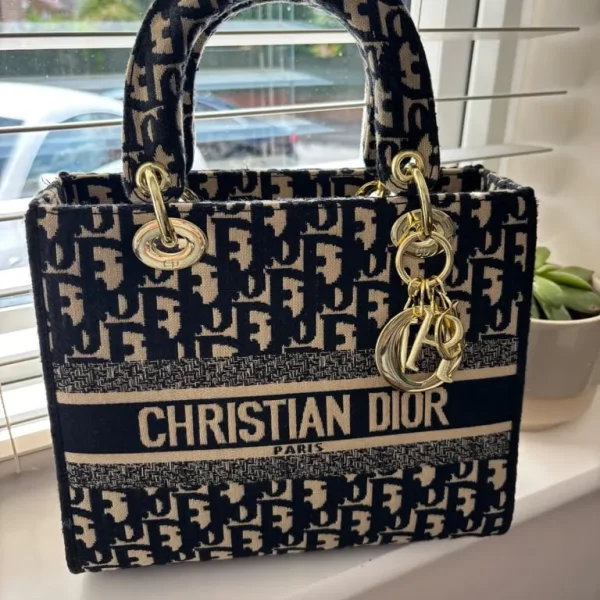 Handbag with shoulder strap