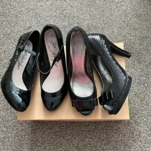 Two pairs of black patent heels - Image 2