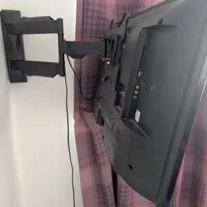 32 inch Celcus TV with adjustable wall mount - Image 2