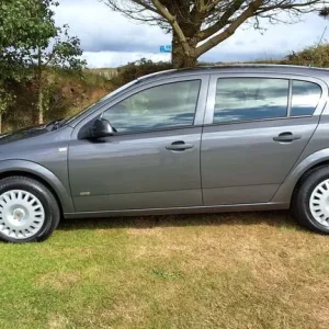 2010 Vauxhall Astra 1.6i 16V Life 5-door hatchback - Image 3