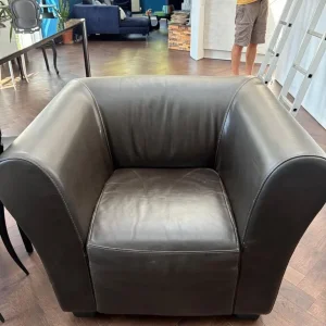 Italian made Polodivani Venezia two seat leather sofa and two matching leather chairs - Image 2