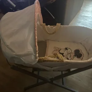 Minnie Mouse Moses Basket With Stand - Image 4