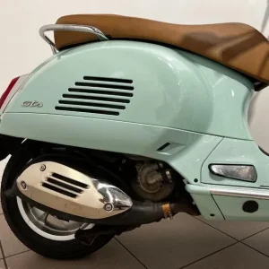 Vespa GTS 300 in Verde Amabile - Image 2