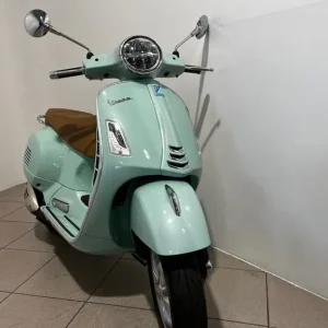 Vespa GTS 300 in Verde Amabile - Image 3