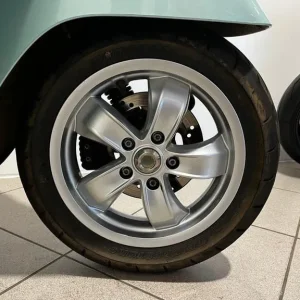 Vespa GTS 300 in Verde Amabile - Image 4