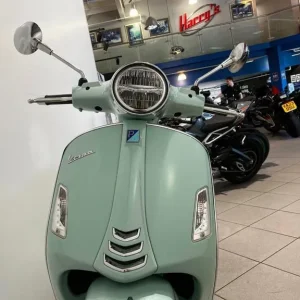 Vespa GTS 300 in Verde Amabile - Image 5