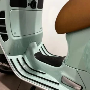 Vespa GTS 300 in Verde Amabile - Image 7