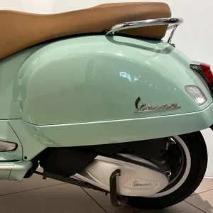 Vespa GTS 300 in Verde Amabile - Image 8