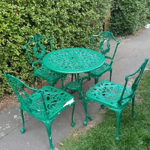 Cast alloy garden table and four chairs - Image 2