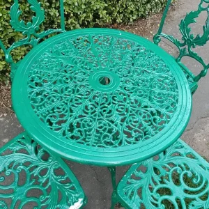 Cast alloy garden table and four chairs - Image 3