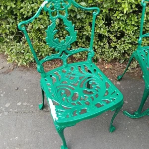 Cast alloy garden table and four chairs - Image 4