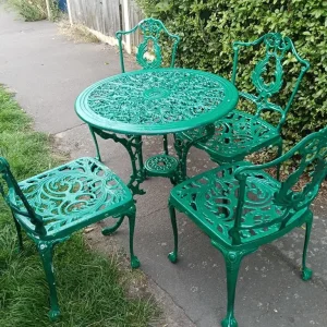 Cast alloy garden table and four chairs - Image 5