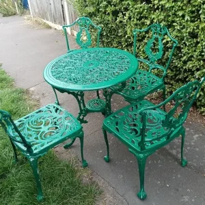 Cast alloy garden table and four chairs - Image 6