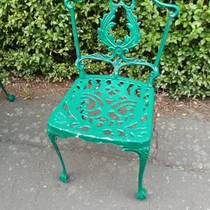 Cast alloy garden table and four chairs - Image 7