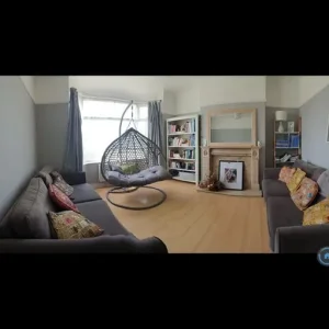 4 bedroom semi-detached house with garden and garage - Image 4