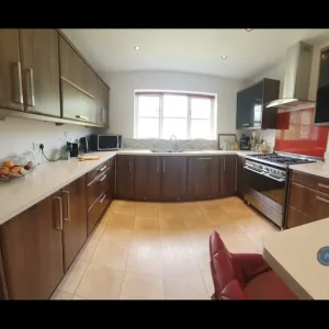 4 bedroom semi-detached house with garden and garage - Image 5