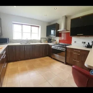 4 bedroom semi-detached house with garden and garage - Image 6