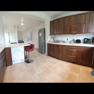 4 bedroom semi-detached house with garden and garage - Image 7